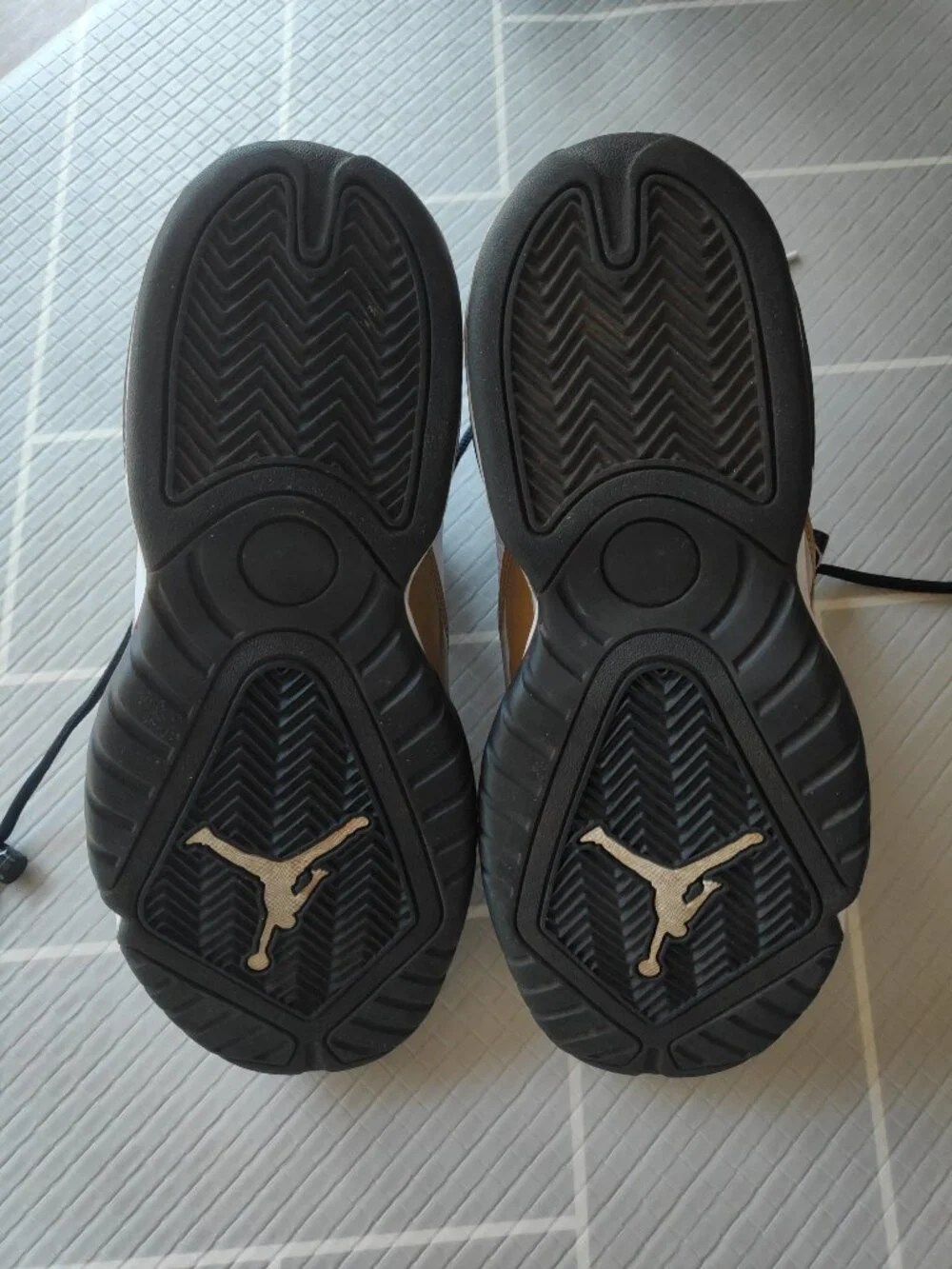 Jordan B'loyal Black Gold Men's 9.5 - Picture 2 of 6